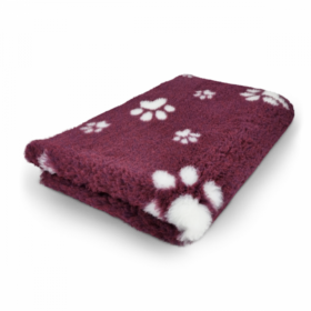 Vet Bed Bordeaux Rood met Witte Voetprint - Rol 10 Meter | 150 cm Breed